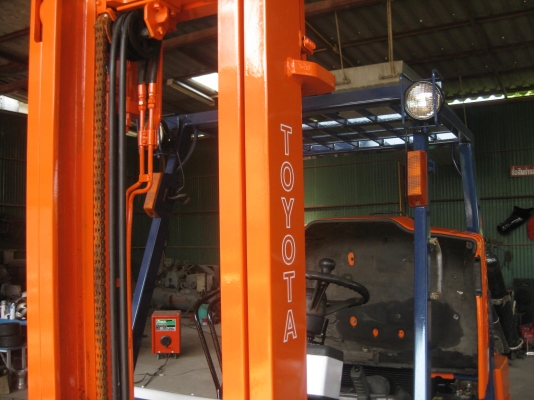 ขายรถยกFORKLIFT TOYOTA 5FD25 E.1Zเครื่องยนต์ดีเซล ล้อคู่ มีงาสาม พร้อมใช้งาน