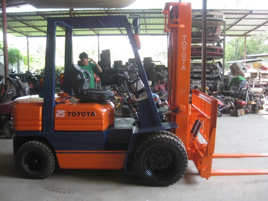 ขายรถยกFORKLIFT TOYOTA 5FD25 E.1Zเครื่องยนต์ดีเซล ล้อคู่ มีงาสาม พร้อมใช้งาน