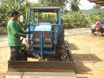 รถไถคันนี้ราคาจบเท่าไรผมขอ1000 เป็นรถพี่น้องกันราคาไปคุยกันเองครับบ้านเขาอยู่ไม่ไกลจากบ้านผม(รถอยู่ไกลๆ อ.ด่านช้างสุพรรณ)