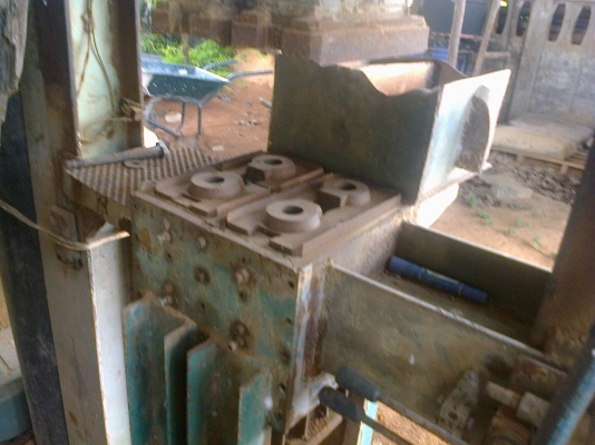 ขายยกชุด เครื่องอัดอิฐประสาน แบบ4ก้อน ระบบไฮดรอลิก ครบชุดเอาไปทำงานได้เลย เจ้าของลงทุนไปเกือบ6แสน หาคนงานยากเลยขาย....