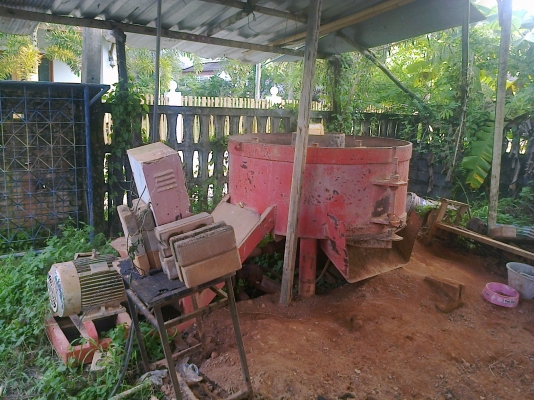 ขายยกชุด เครื่องอัดอิฐประสาน แบบ4ก้อน ระบบไฮดรอลิก ครบชุดเอาไปทำงานได้เลย เจ้าของลงทุนไปเกือบ6แสน หาคนงานยากเลยขาย....