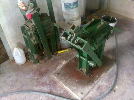 ขายยกชุด เครื่องอัดอิฐประสาน แบบ4ก้อน ระบบไฮดรอลิก ครบชุดเอาไปทำงานได้เลย เจ้าของลงทุนไปเกือบ6แสน หาคนงานยากเลยขาย....