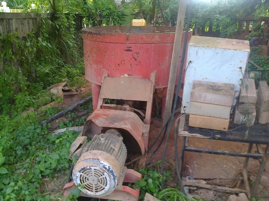 ขายยกชุด เครื่องอัดอิฐประสาน แบบ4ก้อน ระบบไฮดรอลิก ครบชุดเอาไปทำงานได้เลย เจ้าของลงทุนไปเกือบ6แสน หาคนงานยากเลยขาย....