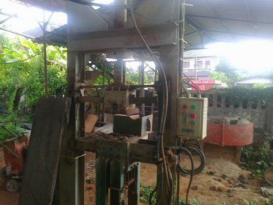 ขายยกชุด เครื่องอัดอิฐประสาน แบบ4ก้อน ระบบไฮดรอลิก ครบชุดเอาไปทำงานได้เลย เจ้าของลงทุนไปเกือบ6แสน หาคนงานยากเลยขาย....