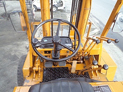 ขายรถยกโคมัสสึ 2.5 ตัน  เครื่องเบนซิน กระบอกคู่ งาสไลด์ข้าง ล้อหน้าคู่ เสาสูง 3 เมตร  พวงมาลัยเพาเว่อร์  สีเดิมจากนอก นำเข้าจากญี่ปุ่น ใช้งานได้ทันที