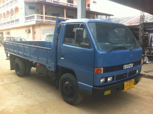 ขายรถบรรทุก 6 ล้อ กระบะคาร์โก้ ยี่ห้อ อีซูซุ รุ่น NPR เครื่อง 115 แรง ช่วงล่าง F หน้า-หลัง สภาพ 90\% ทะเบียนป้ายดำแล้ว พร้อมโอน