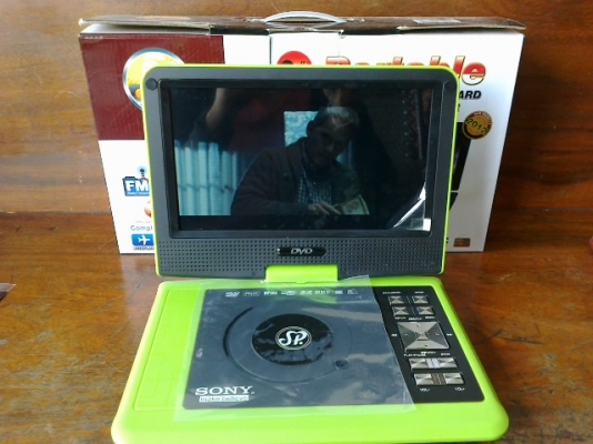 ขายด่วนเครื่องเล่นDVD9"แบบพกพา