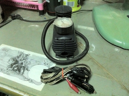 (คุณเล็ก จาก จ.กาญจนบุรี ขับรถมาซื้อไปแล้วครับ ขอบคุณมากครับ)ขาย ปั๊มสูบลมไฟฟ้า เสียบกับที่จุดบุหรี่รถยนต์ หรือคีบกับขั้วแบตเตอรี่โดยตรงก็ได้ ราคาต่อรองได้ สามพราน นครปฐม