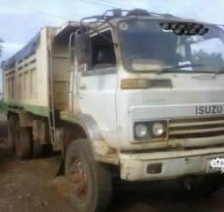 ISUZU JUMBO 175 HP 6BG1 สิบล้อดั๊มพ์ 2 เพลา กระบะดั๊มพ์เหล็ก 12 ตันสภาพดีพร้อมบรรทุกได้เลย เครื่องแน่นแรงดี ภายในเก๋งคอนโซลครบพร้อม พวงมาลัยเพาเวอร์ ช่วงล่างใหญ่คัชซีไม่มีบวม ยางสภาพดี 70\% พร้อมบรรทุกพร้อมใช้งาน เอกสารทะเบียนครบพร้อมโอน ราคาต่อรองได้ครับ