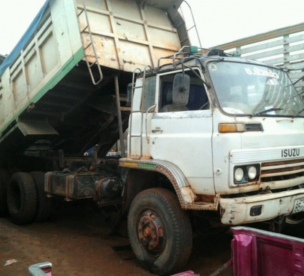 ISUZU JUMBO 175 HP 6BG1 สิบล้อดั๊มพ์ 2 เพลา กระบะดั๊มพ์เหล็ก 12 ตันสภาพดีพร้อมบรรทุกได้เลย เครื่องแน่นแรงดี ภายในเก๋งคอนโซลครบพร้อม พวงมาลัยเพาเวอร์ ช่วงล่างใหญ่คัชซีไม่มีบวม ยางสภาพดี 70\% พร้อมบรรทุกพร้อมใช้งาน เอกสารทะเบียนครบพร้อมโอน ราคาต่อรองได้ครับ