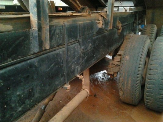 ISUZU JUMBO 175 HP 6BG1 สิบล้อดั๊มพ์ 2 เพลา กระบะดั๊มพ์เหล็ก 12 ตันสภาพดีพร้อมบรรทุกได้เลย เครื่องแน่นแรงดี ภายในเก๋งคอนโซลครบพร้อม พวงมาลัยเพาเวอร์ ช่วงล่างใหญ่คัชซีไม่มีบวม ยางสภาพดี 70\% พร้อมบรรทุกพร้อมใช้งาน เอกสารทะเบียนครบพร้อมโอน ราคาต่อรองได้ครับ