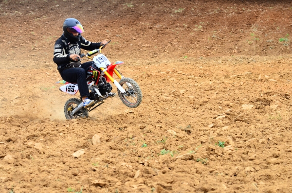 ลดล้าง stock รถ สนามเบอร์ 199 เครื่องสูตร LIFAN 125CC แรงด้วยเครื่องที่มีแรงบิดสูง ยกล้อง่ายๆ เฟรมถักรับแรงกระแทกได้สบาย กระโดดได้ โช็คหน้าหัวกลับ ท่อสูตรแต่ง และล้อ อลูมิเนียม น้ำหนักเบา ขี่ง่ายคล่องตัว โปรโมชั่น สุดท้าย เหลือเพียงไม่กี่คัน อย่ารอช้า 275