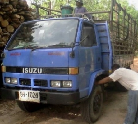 ISUZU KS 110 HP 4BE1 กระบะคอกเหล็กความยาว 4.30 เมตรสภาพดี เครื่องแน่นแรงดี หัวเก๋ง NKR สภาพดีภายในเก๋งคอนโซลสวยครบ ช่วงล่างคัชซีไม่มีดาม ยาง 7.50 ขอบ 16 สภาพดี 70\% พร้อมใช้งาน เอกสารทะเบียนภาษีครบพร้อมโอน ราคาต่อรองได้ครับ