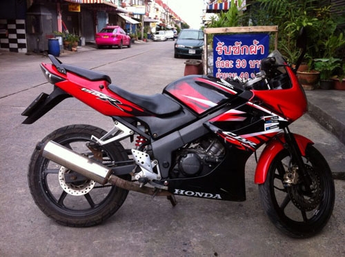 CBR 150 ปี 51 ไมล์เหลือง กุญแจใหญ่ สีแดง ดำ สภาพเดิม รถสวย ไม่มีควันขาว เครื่องแน่นๆ ภาษี พรบ.ไม่หมด