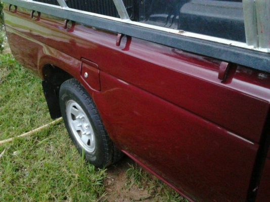 NISSAN BIG M 2.5 MT ปี 38 สวยจัดรอบคัน กระบะคอกเหล็กครบพร้อมบรรทุกได้เลย เครื่องฝาแดงแห้งดีแรงดีไม่เยิ้ม ภายในเก๋งคอนโซลสวย แอร์ พวงมาลัยธรรมดา กระบะปูพื้นยางลายเนอร์ ช่วงล่างแน่น ล้อแม็กลายสวย ยางสภาพดี 4 เส้นประมาณ 70\% เอกสารทะเบียนภาษีครบพร้อมโอน ราคาต