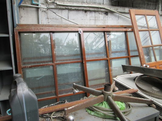 ไม้สักสวยบานโชว์ช่องกระจก 3 บานใหญ่ ประตู 1 บาน  ขายราคาถูกๆๆ