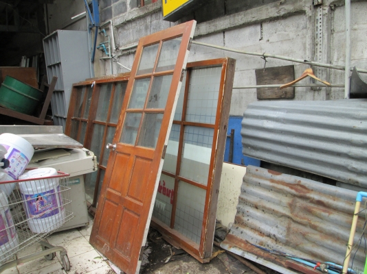 ไม้สักสวยบานโชว์ช่องกระจก 3 บานใหญ่ ประตู 1 บาน  ขายราคาถูกๆๆ