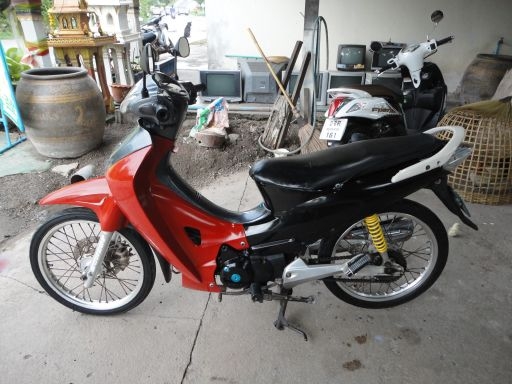 เวฟ125รถบ้านใช้เองไม่มีที่จอดครับรถใช้งานได้ทุกอย่างครับ