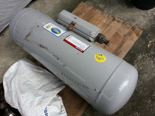 ขายถูกถังแก๊ส LPG ยกลงจากรถบรรทุก 4ล้อ สภาพดี ขายถูกถังแก๊ส LPG ยกลงจากรถบรรทุก 4ล้อ สภาพดี