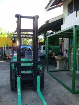 ขายรถโฟล์คลิฟท์  MITSUBISHI  FD25  (รถนอกนำเข้า สภาพ 90\%)  เครื่องยนต์ดีเซล เกียร์ออโตเมติค  เสาสูง  4  เมตร  งา 1,070  มม.  ยางลม