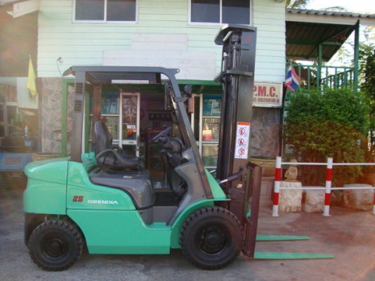 ขายรถโฟล์คลิฟท์  MITSUBISHI  FD25  (รถนอกนำเข้า สภาพ 90\%)  เครื่องยนต์ดีเซล เกียร์ออโตเมติค  เสาสูง  4  เมตร  งา 1,070  มม.  ยางลม