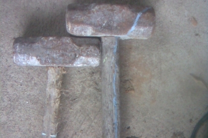 ฆ้อนปอนเหล็กดีเหนียวรุ่นเก่าขายเหมาครับ 2  ตัว  900  ครับเนื้อเหล็กดีครับใช้ได้อีกนานครับไม่มีบิ่นครับราคานี้คุ้มครับ