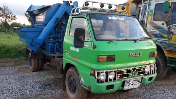 ขายด่วนหกล้อ TL100แรงรถสีข้าวเล่มทะเบียนพร้อมไม่มีชุดโอนขายตามสภาพราคาถูกรีบโทร0843923995