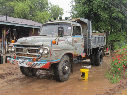 หกล้อหัวยาวดั๊ม