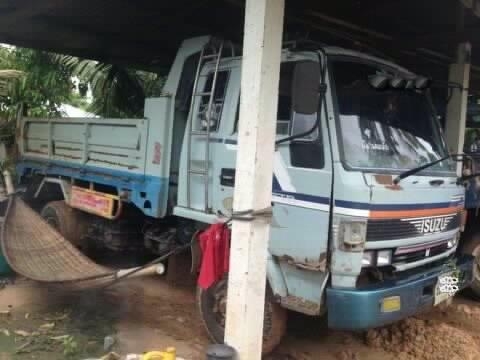 ISUZU ROCKY 175 HP 6BG1 หกล้อดั๊มพ์ กระบะดั๊มพ์เหล็ก 6 ตันความยาว 3.60 เมตร เครื่องแน่นแรงดีมากๆครับ ภายในเก๋งคอนโซลครบ แอร์ พวงมาลัยเพาเวอร์ ระบบเบรคทริ๊ปฟี้ ช่วงล่างแน่น ยางสภาพดี 6 เส้นประมาณ 70\% พร้อมบรรทุกพร้อมใช้งาน เอกสารทะเบียนครบพร้อมโอน ราคาต่อร