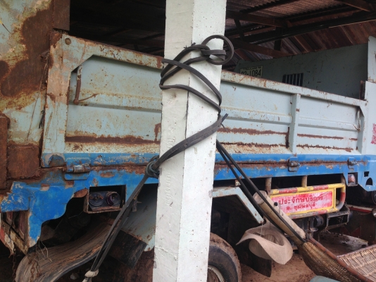 ISUZU ROCKY 175 HP 6BG1 หกล้อดั๊มพ์ กระบะดั๊มพ์เหล็ก 6 ตันความยาว 3.60 เมตร เครื่องแน่นแรงดีมากๆครับ ภายในเก๋งคอนโซลครบ แอร์ พวงมาลัยเพาเวอร์ ระบบเบรคทริ๊ปฟี้ ช่วงล่างแน่น ยางสภาพดี 6 เส้นประมาณ 70\% พร้อมบรรทุกพร้อมใช้งาน เอกสารทะเบียนครบพร้อมโอน ราคาต่อร