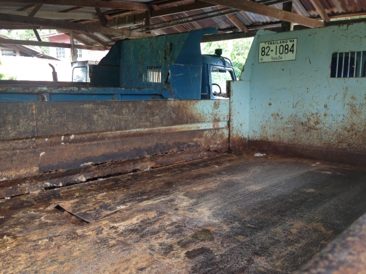 ISUZU ROCKY 175 HP 6BG1 หกล้อดั๊มพ์ กระบะดั๊มพ์เหล็ก 6 ตันความยาว 3.60 เมตร เครื่องแน่นแรงดีมากๆครับ ภายในเก๋งคอนโซลครบ แอร์ พวงมาลัยเพาเวอร์ ระบบเบรคทริ๊ปฟี้ ช่วงล่างแน่น ยางสภาพดี 6 เส้นประมาณ 70\% พร้อมบรรทุกพร้อมใช้งาน เอกสารทะเบียนครบพร้อมโอน ราคาต่อร