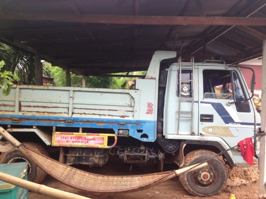 ISUZU ROCKY 175 HP 6BG1 หกล้อดั๊มพ์ กระบะดั๊มพ์เหล็ก 6 ตันความยาว 3.60 เมตร เครื่องแน่นแรงดีมากๆครับ ภายในเก๋งคอนโซลครบ แอร์ พวงมาลัยเพาเวอร์ ระบบเบรคทริ๊ปฟี้ ช่วงล่างแน่น ยางสภาพดี 6 เส้นประมาณ 70\% พร้อมบรรทุกพร้อมใช้งาน เอกสารทะเบียนครบพร้อมโอน ราคาต่อร