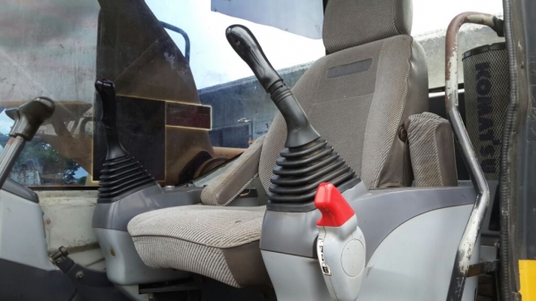 ต้องการขายรถแบคโฮ KOMATSU PC200-7 ต้องการขายรถแบคโฮ KOMATSU PC200-7