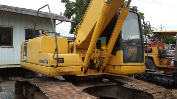 ต้องการขายรถแบคโฮ KOMATSU PC200-7 ต้องการขายรถแบคโฮ KOMATSU PC200-7