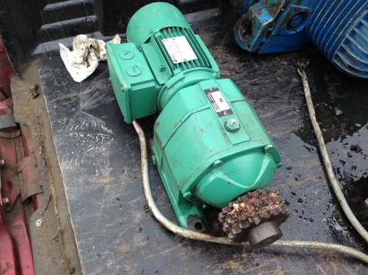 ขายมอเตอร์เกียร์ Leroy Somer ขนาด 1/2 HP. 380 V มีระบบเบรคในตัว อัตราทด 26:1 สภาพสวย พร้อมใช้งาน ขายมอเตอร์เกียร์ Leroy Somer ขนาด 1/2 HP. 380 V มีระบบเบรคในตัว อัตราทด 26:1 สภาพสวย พร้อมใช้งาน