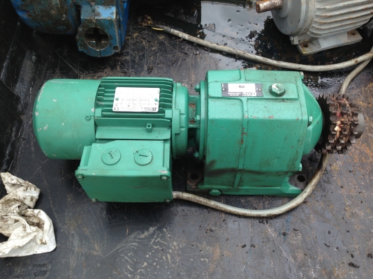 ขายมอเตอร์เกียร์ Leroy Somer ขนาด 1/2 HP. 380 V มีระบบเบรคในตัว อัตราทด 26:1 สภาพสวย พร้อมใช้งาน