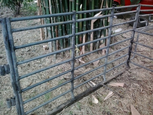 ขาย คอกเหล็กบันทุก มีบันไดข้าง ใสมาสด้า B2500 แคป