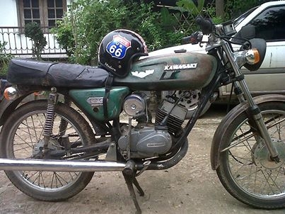 ขาย 'Kawasaki G7 100 sport 5 เกียร์ เครื่องเดิม 100 cc. ครับ เดิมๆ สภาพ80\% ครับมีเล่มทะเบียนครับ โอนลอยได้ แต่ขาดต่อครับ รถอยู่ราชบุรีครับ พร้อมใช้งาน สนใจมาลองขี่ได้ครับ หรือโทร 087-1531261 เจมส์ครับ ^^โทรถามรายละเอียดได้นะครับ  * ออโตลูปใช้ได้ปกติค