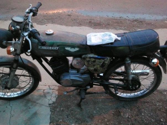 ขาย 'Kawasaki G7 100 sport 5 เกียร์ เครื่องเดิม 100 cc. ครับ เดิมๆ สภาพ80\% ครับมีเล่มทะเบียนครับ โอนลอยได้ แต่ขาดต่อครับ รถอยู่ราชบุรีครับ พร้อมใช้งาน สนใจมาลองขี่ได้ครับ หรือโทร 087-1531261 เจมส์ครับ ^^โทรถามรายละเอียดได้นะครับ  * ออโตลูปใช้ได้ปกติค