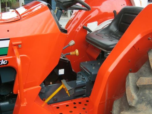 ขายด่วนรถไถนา KUBOTA L4202  4WD 4X4 เพาเวอร์เทอร์โบเก่าจากญี่ปุ่นยังไม่เคยใช้ทำงานในเมืองไทยเลยครับ...