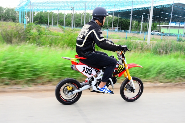 ลดล้าง stock รถ สนามเบอร์ 199 เครื่องสูตร LIFAN 125CC แรงด้วยเครื่องที่มีแรงบิดสูง ยกล้อง่ายๆ เฟรมถักรับแรงกระแทกได้สบาย กระโดดได้ โช็คหน้าหัวกลับ ท่อสูตรแต่ง และล้อ อลูมิเนียม น้ำหนักเบา ขี่ง่ายคล่องตัว โปรโมชั่น สุดท้าย เหลือเพียงไม่กี่คัน อย่ารอช้า 275