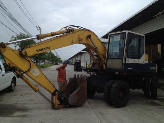 ขายรถขุดล้อยาง KOMATSU PW100-3 sn:3506  Yr.2000 สภาพดีครับใช้งานได้เลย  ราคาไม่สูงครับ โทรมานะ 085-9049669