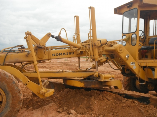 ขายรถเกรด KOMATSU GD 705 ขายรถเกรด KOMATSU GD 705