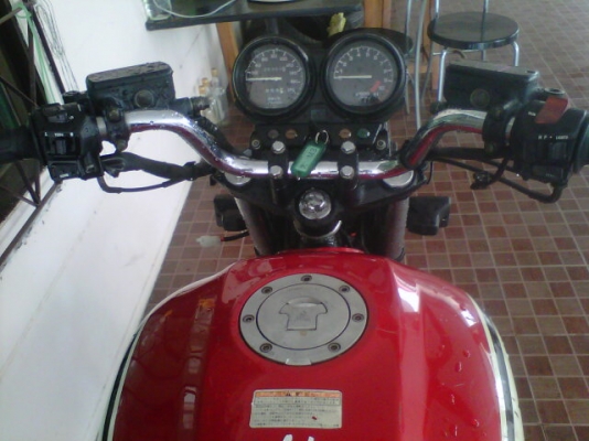 ***ขาย HONDA CB 750 รถสภาพแห้งสวยครับราคา 32000 ถูกมากๆๆเลยครับ***0858730704 รถนำเข้ามากับโกดังรถยนต์ครับ ขาดแค่ ไดสตาดกับ มือคาสมือเบรกครับ ยางหน้าหลังเต็มไม่มีแตกสักนิดครับ รถ750ccวิ่งมาน้อยครับแค่ 2xxxxโล เอาเครื่องขึ้นให้แล้วครับ ไม่มีเวลาเก็บงานครับ