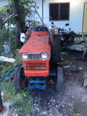 รถไถ ยี่สิบแรง  พร้อมพาน สาม หรือสี่  ต้องการที่จอดรถ