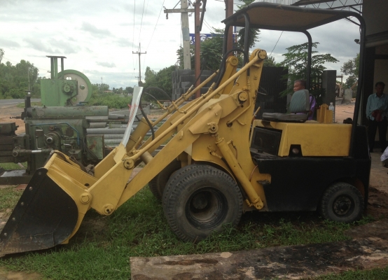 KOMATSU SG 10-3 รถตักล้อยาง สภาพดีแห้งดีทั้งคันทำงานเร็ว ใช้งานได้คล่องตัวดีไม่มีปัญหาเลยครับ เครื่องยนต์เบนซิลของ NISSAN SD23 แรงดีไม่มีเยิ้ม ช่วงล่างยางสภาพดี 60\% พร้อมทำงานได้เลย ราคาต่อรองได้ครับ