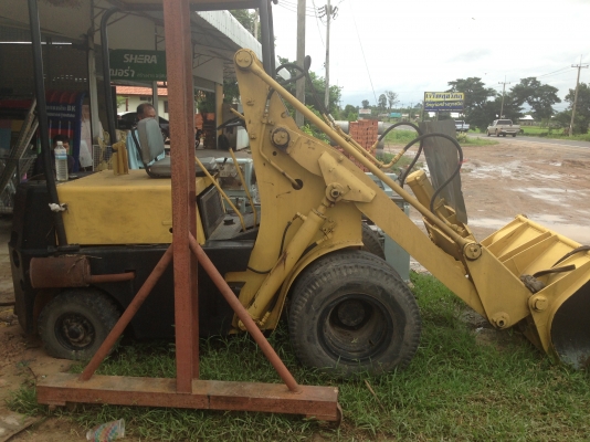 KOMATSU SG 10-3 รถตักล้อยาง สภาพดีแห้งดีทั้งคันทำงานเร็ว ใช้งานได้คล่องตัวดีไม่มีปัญหาเลยครับ เครื่องยนต์เบนซิลของ NISSAN SD23 แรงดีไม่มีเยิ้ม ช่วงล่างยางสภาพดี 60\% พร้อมทำงานได้เลย ราคาต่อรองได้ครับ