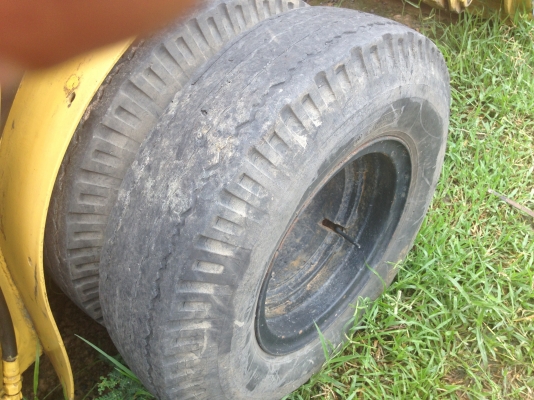 KOMATSU SG 10-3 รถตักล้อยาง สภาพดีแห้งดีทั้งคันทำงานเร็ว ใช้งานได้คล่องตัวดีไม่มีปัญหาเลยครับ เครื่องยนต์เบนซิลของ NISSAN SD23 แรงดีไม่มีเยิ้ม ช่วงล่างยางสภาพดี 60\% พร้อมทำงานได้เลย ราคาต่อรองได้ครับ