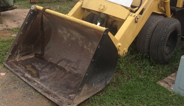 KOMATSU SG 10-3 รถตักล้อยาง สภาพดีแห้งดีทั้งคันทำงานเร็ว ใช้งานได้คล่องตัวดีไม่มีปัญหาเลยครับ เครื่องยนต์เบนซิลของ NISSAN SD23 แรงดีไม่มีเยิ้ม ช่วงล่างยางสภาพดี 60\% พร้อมทำงานได้เลย ราคาต่อรองได้ครับ