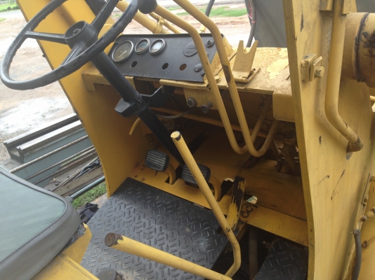 KOMATSU SG 10-3 รถตักล้อยาง สภาพดีแห้งดีทั้งคันทำงานเร็ว ใช้งานได้คล่องตัวดีไม่มีปัญหาเลยครับ เครื่องยนต์เบนซิลของ NISSAN SD23 แรงดีไม่มีเยิ้ม ช่วงล่างยางสภาพดี 60\% พร้อมทำงานได้เลย ราคาต่อรองได้ครับ